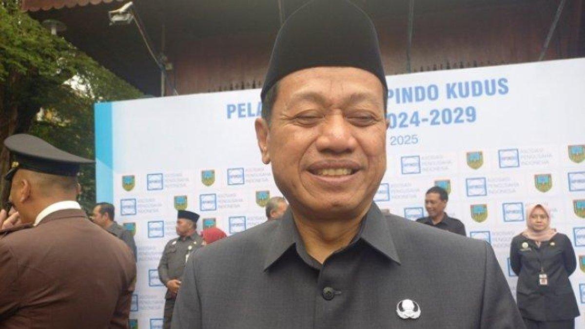 PROGRAM BUPATI KUDUS - Bupati Kudus Sam'ani Intakoris seusai menjadi inspektur upacara peringatan Hari Kebangkitan Nasional di halaman Pendopo Kudus, Selasa (20/5/2025).