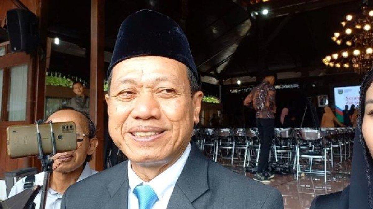 100 HARI KERJA - Bupati Kudus Sam'ani Intakoris saat memberikan keterangan kepada wartawan di Pendopo Kudus, Senin (3/3/2025). Dalam kesempatan ini dia menargetkan 90 hari kerja untuk melakulan perbaikan sejumlah masalah di Kab upaten Kudus.
