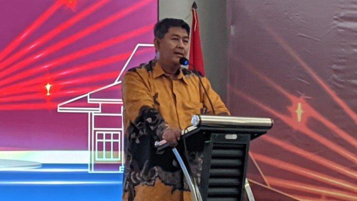 BUPATI KULON PROGO - Bupati Kulon Progo Terpilih, Agung Setyawan saat memberikan pidatonya usai ditetapkan oleh Komisi Pemilihan Umum (KPU) Kulon Progo, Kamis (09/01/2025).