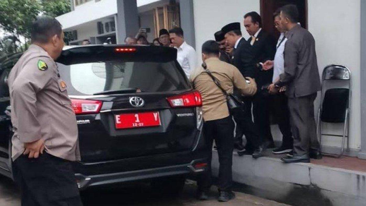 KONDISI BUPATI KUNINGAN - Bupati Kuningan H Dian Rachmat Yanuar saat hendak dibawa ke RSUD 45 Kuningan, Rabu (11/6/2025). Ia dilaporkan mengalami kelelahan berat.