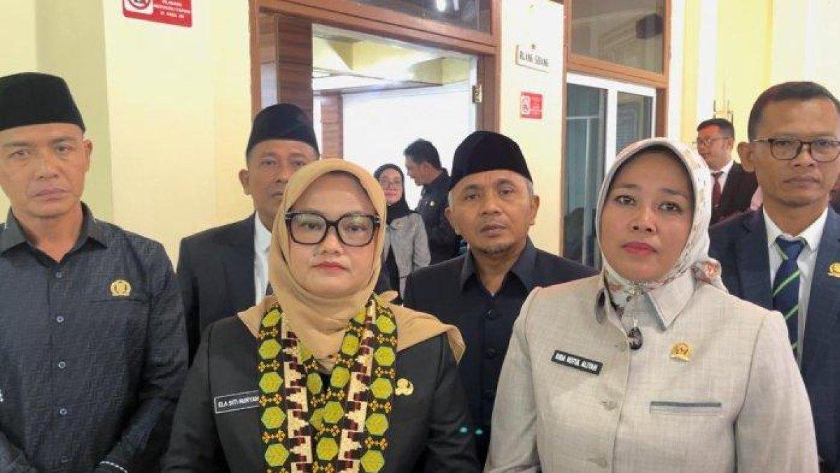 100 HARI KERJA - Bupati Lampung Timur, Ela Siti Nuryamah (jilbab krem) saat ditemui awak media setelah rapat paripurna DPRD, Selasa (4/3/2025) kemarin. Ela Siti Nuryamah minta nakes di puskesmas melayani masyarakat dengan sepenuh hati.