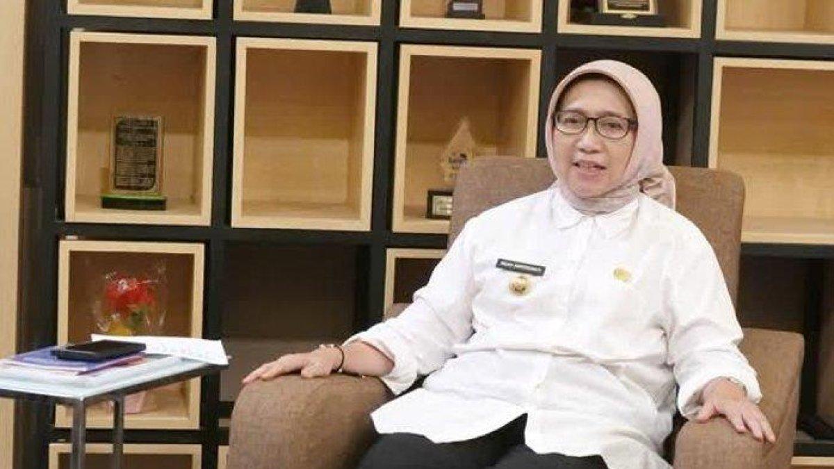 PROGRAM BUPATI LUMAJANG - Bupati Lumajang, Indah Amperawati Masdar ketika dikonfirmasi wartawan. Bunda Indah mengaku menunggu petunjuk teknis terkait penerapan pendidikan gratis SD dan SMP gratis.