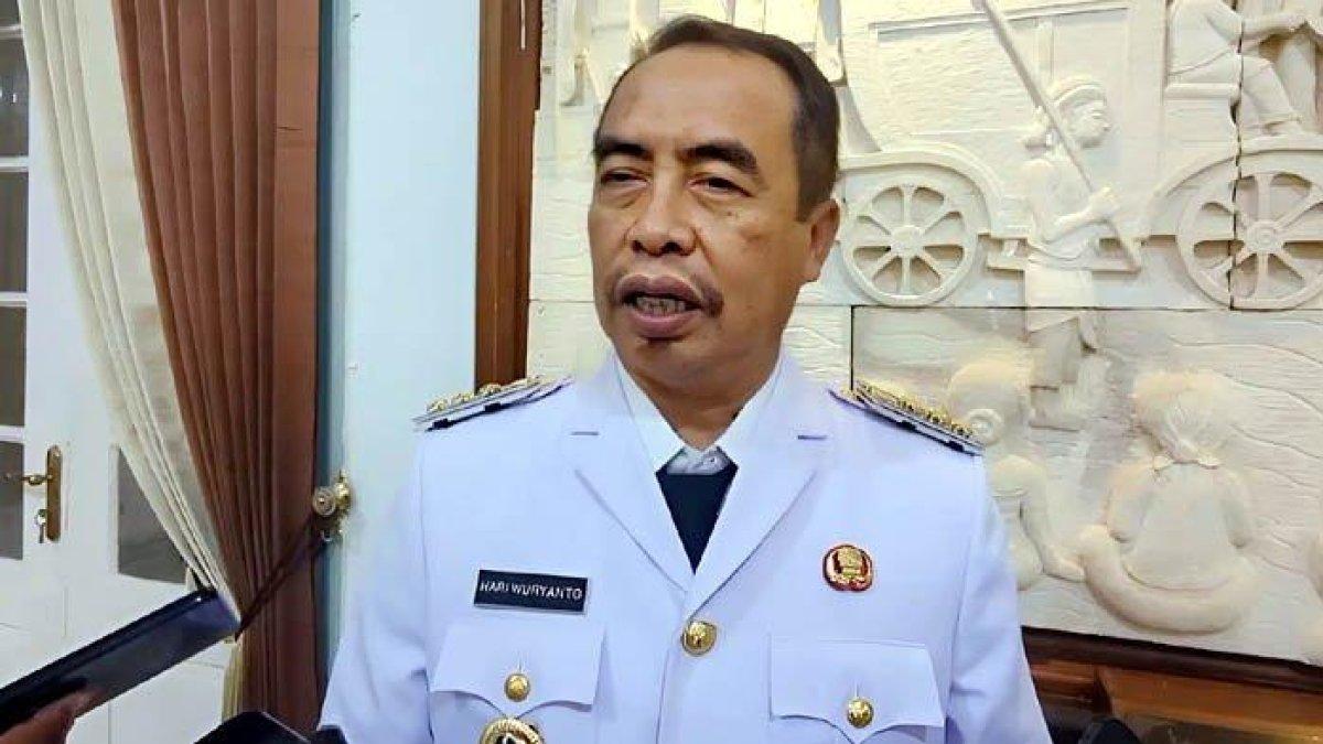 SEKOLAH RAKYAT - Bupati Madiun Hari Wuryanto dikonfirmasi soal kesiapan Kabupaten Madiun, Jawa Timur, dalam membangun sekolah rakyat, di Pendopo Muda Graha, Jumat (25/4/2025). Sekolah Rakyat akan dibangun di atas lahan seluas 5,8 hektare, dengan target mimimal mampu menampung 2.000 anak-anak.