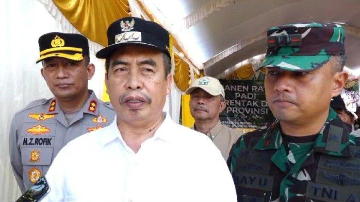 100 HARI KERJA - Bupati Madiun memaparkan hasil produktivitas padi sebanyak 6,9 ton per hektar, pada panen raya yang dipusatkan di Desa Banjarsari, Kecamatan/Kabupaten Madiun, Senin (7/4/2025). Pemkab Madiun menargetkan produktivitas padi kali ini, mencapai luas 15 ton per hektar, lantaran daerah lain dapat menghasilkan 10 ton per hektar.