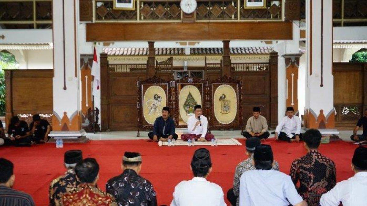 PROGRAM BUPATI JOGJA - Bupati Magelang Grengseng Pamuji mengikuti buka bersama masyarakat Kelurahan Sawitan, Kota Mungkid, Kabupaten Magelang, di rumah dinasnya pada Minggu (9/3/2025).