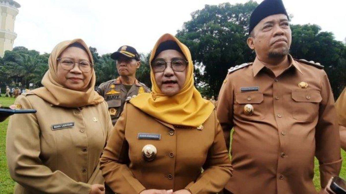 100 HARI KERJA - Bupati dan Wakil Bupati Magetan, Nanik Endang Rusminiarti-Suyatni Priasmoro, memberikan pernyataan kepada awak media setelah apel pertama bersama jajaran ASN Pemkab Magetan, di Alun Alun Magetan, Senin (26/5/2025).