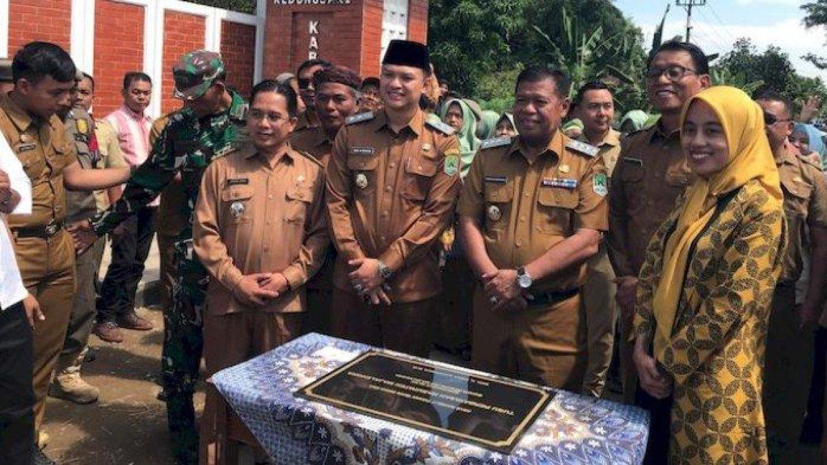 PROGRAM BUPATI MAJALENGKA - Bupati Majalengka Eman Suherman, Wabup Majalengka Dena M. Ramdhan dan Sekda Majalengka Aeron Randi dalam Launching 100 hari Kerja PAGER BAJA (Penataan Gerbang Batas Majalengka) di Ligung, Majalengka.