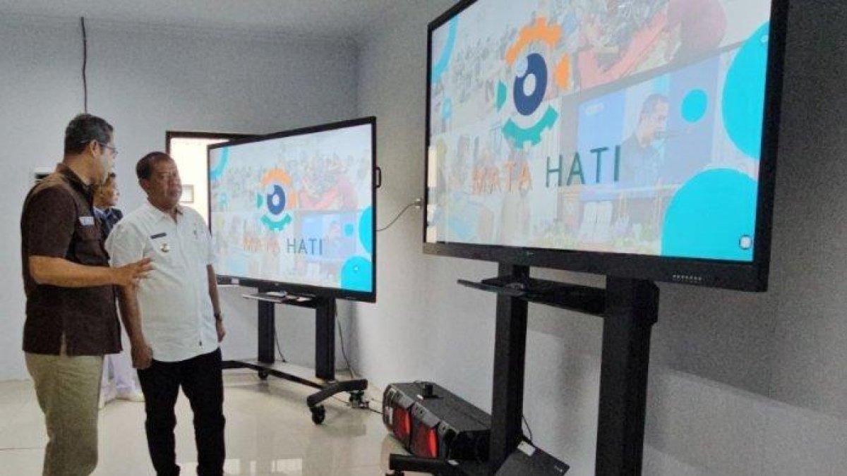 100 HARI KERJA - Bupati Majalengka, Eman Suherman (kanan), saat launching inovasi Mata Hati di BLK Cakraningrat, Kelurahan Cikasarung, Kecamatan/Kabupaten Majalengka, Rabu (5/2/2025)