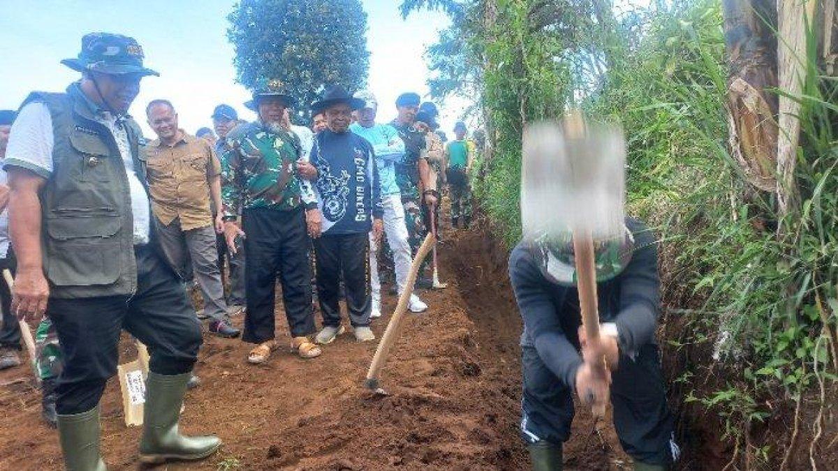 100 HARI KERJA - Bupati Majalengka, Eman Suherman (kiri), saat meninjau pengerjaan pembukaan jalan dalam launching inovasi Ngabret di Desa Kareo, Kecamatan Banjaran, Kabupaten Majalengka, Sabtu (15/3/2025)