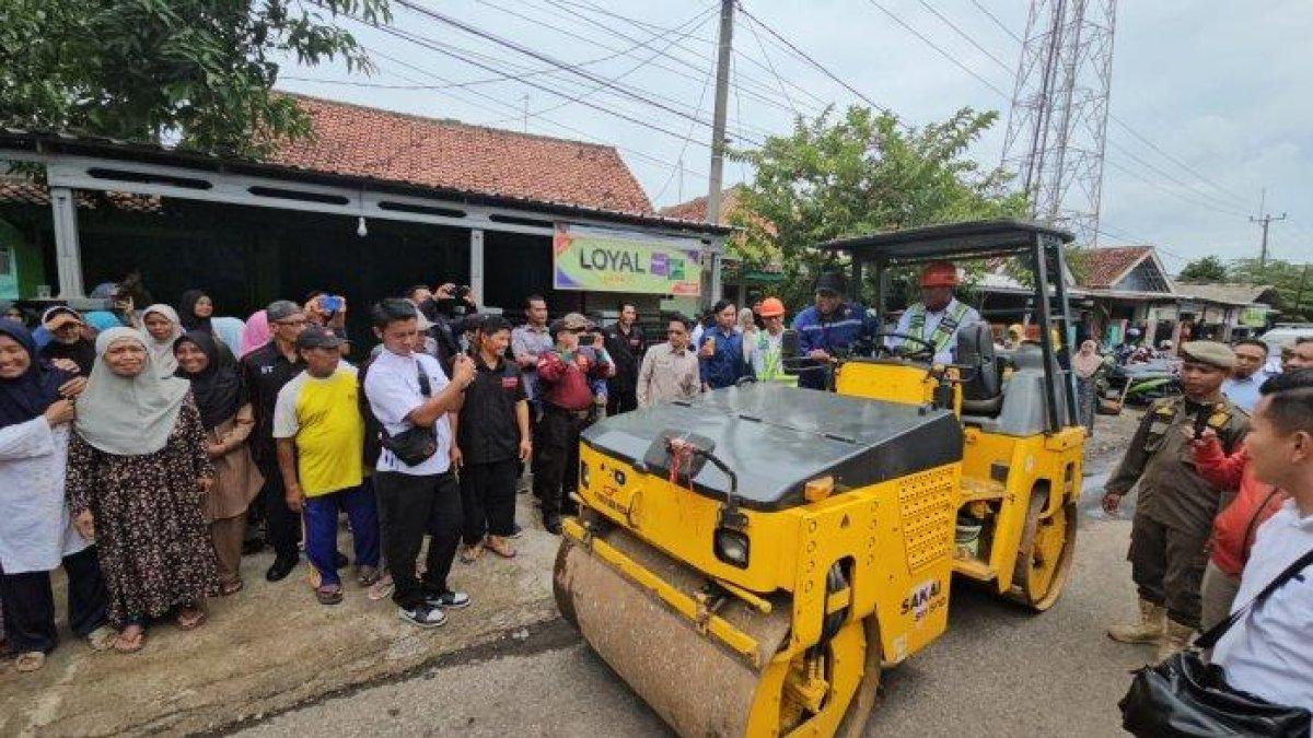 100 HARI KERJA - Bupati Majalengka, Eman Suherman, saat mengendarai setum dalam peluncuran inovasi PJBI di Desa Bongas Wetan, Kecamatan Sumberjaya, Kabupaten Majalengka, Kamis (20/3/2025).