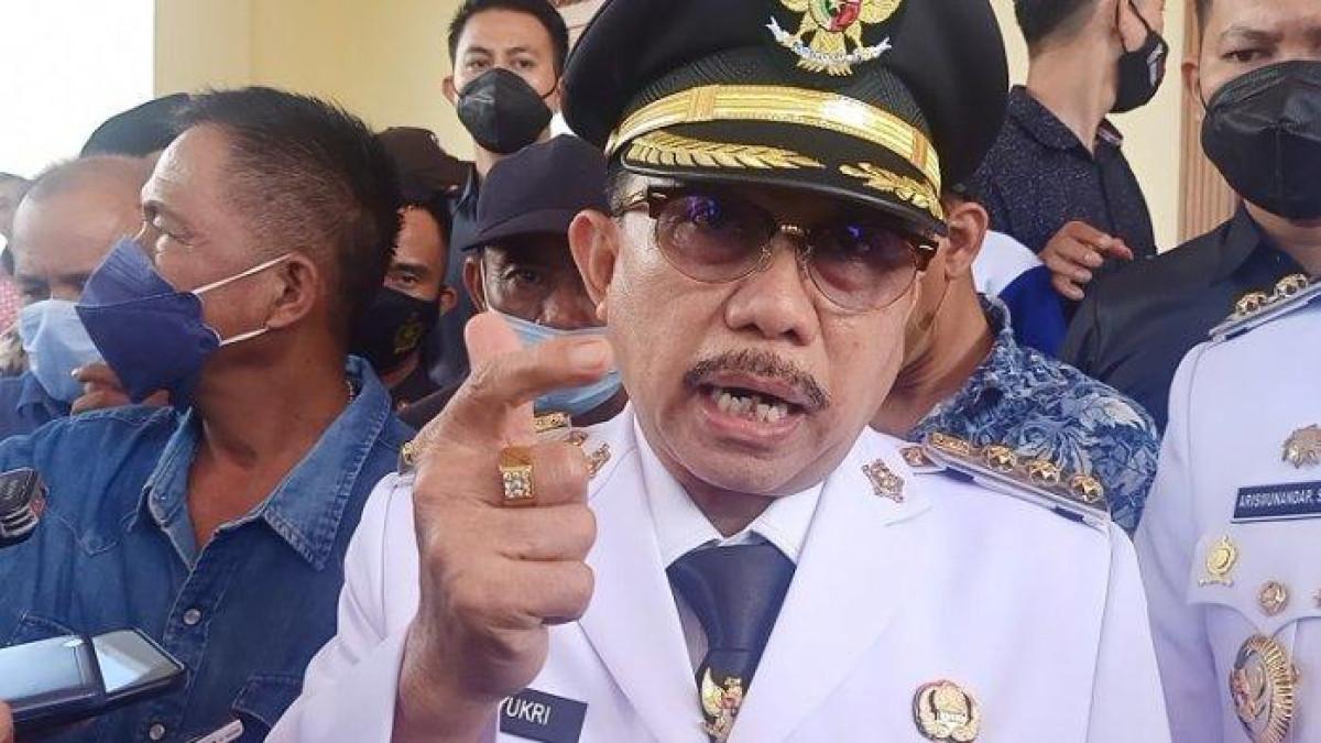 SOSOK KEPALA DAERAH - Bupati Majene H Andi Achmad Syukri Tammalele diwawancarai usai dilantik di Rujab Gubernur Sulbar.