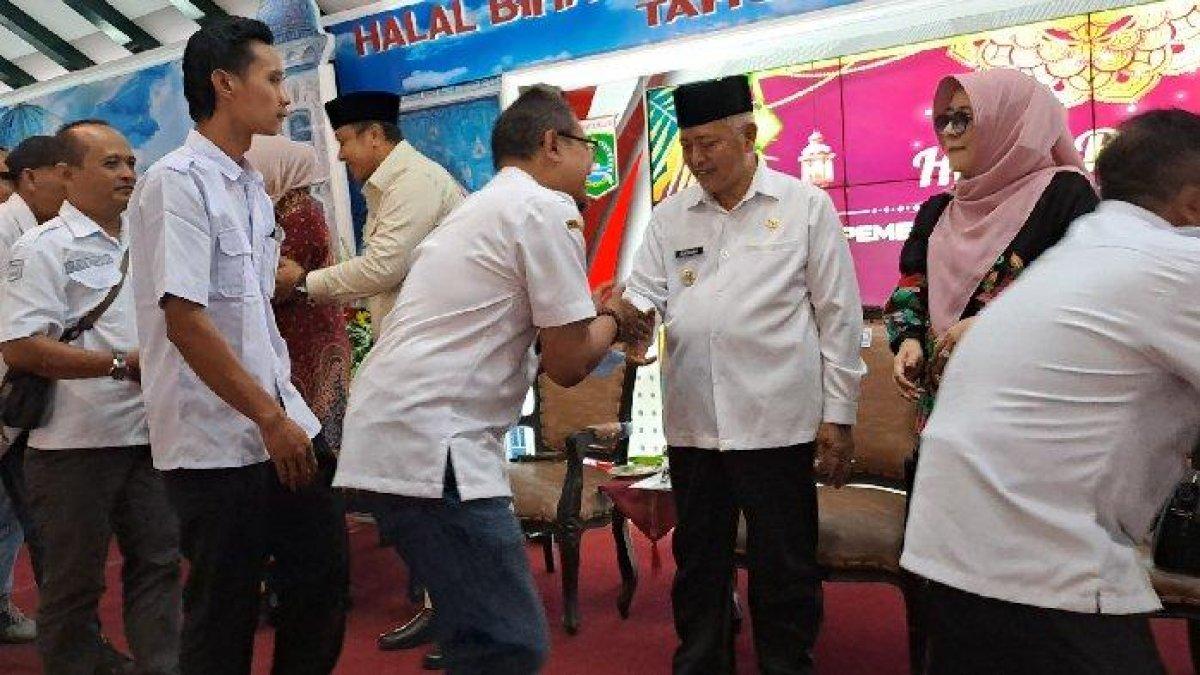 100 HARI KERJA - Bupati Malang, Sanusi melakukan halal bihalal dengan ASN dan Kepala Desa di lingkungan Pemerintahan Kabupaten Malang di Pendopo Agung Kabupaten Malang, Rabu (23/4/2025).