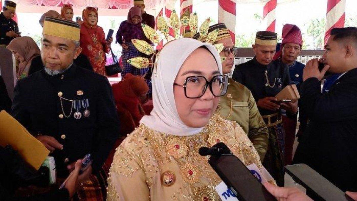 100 HARI KERJA - Bupati Mamuju Sutinah Suhardi saat diwawancarai di lapangan Ahmad kirang, Kelurahan Binanga, Kecamatan Mamuju, Kabupaten Mamuju, Sulawesi Barat (Sulbar), Jumat (2/4/2025). Pemerintah Kabupaten Mamuju telah melakukan langkah signifikan dengan mengangkat sejumlah besar Pegawai Pemerintah dengan Perjanjian Kerja (PPPK) untuk mengisi kekosongan guru dan tenaga pendidik di berbagai sekolah.