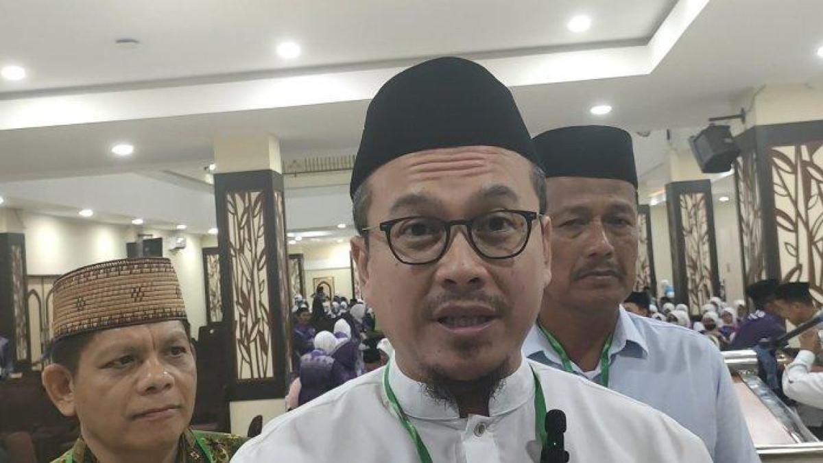 KABAR HAJI 2025 - Bupati Mamuju Tengah, Arsal Aras, saat ditemui di Aula Mina Asrama Haji Embarkasi Makassar, Selasa (13/5/2025). Arsal meminta jamaah haji Kloter 18 untuk menjaga kesehatan di Arab Saudi, terutama menjelang pelaksanaan ibadah wukuf.
