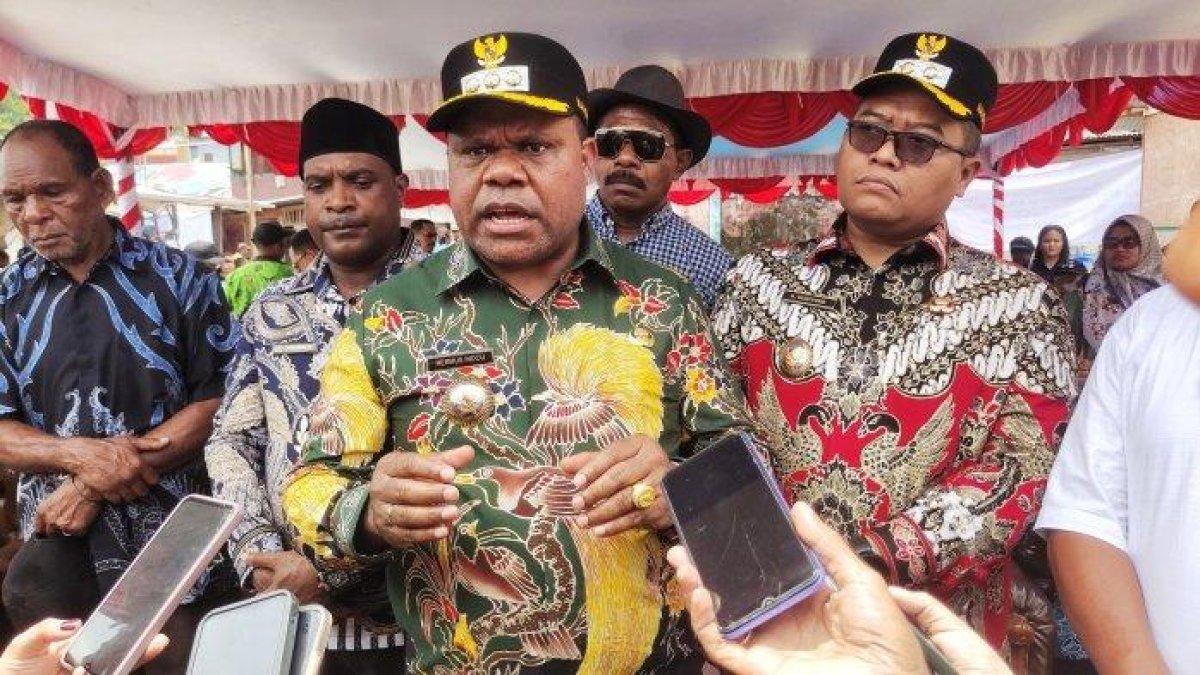 100 HARI KERJA - Bupati Manokwari Hermos Indou saat diwawancarai.