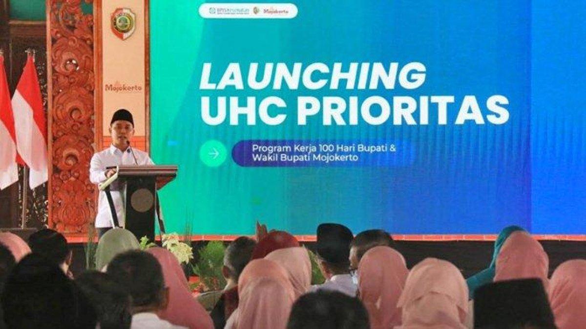 100 HARI KERJA - Bupati Mojokerto Muhammad Albaraa atau Gus Barra saat launching UHC Prioritas di Pendopo Graha Maja Tama Pemkab Mojokerto, Rabu (9/4/2025). 98,76  persen Penduduk Kabupaten Mojokerto Terlindungi JKN (Jaminan Kesehatan Nasional).