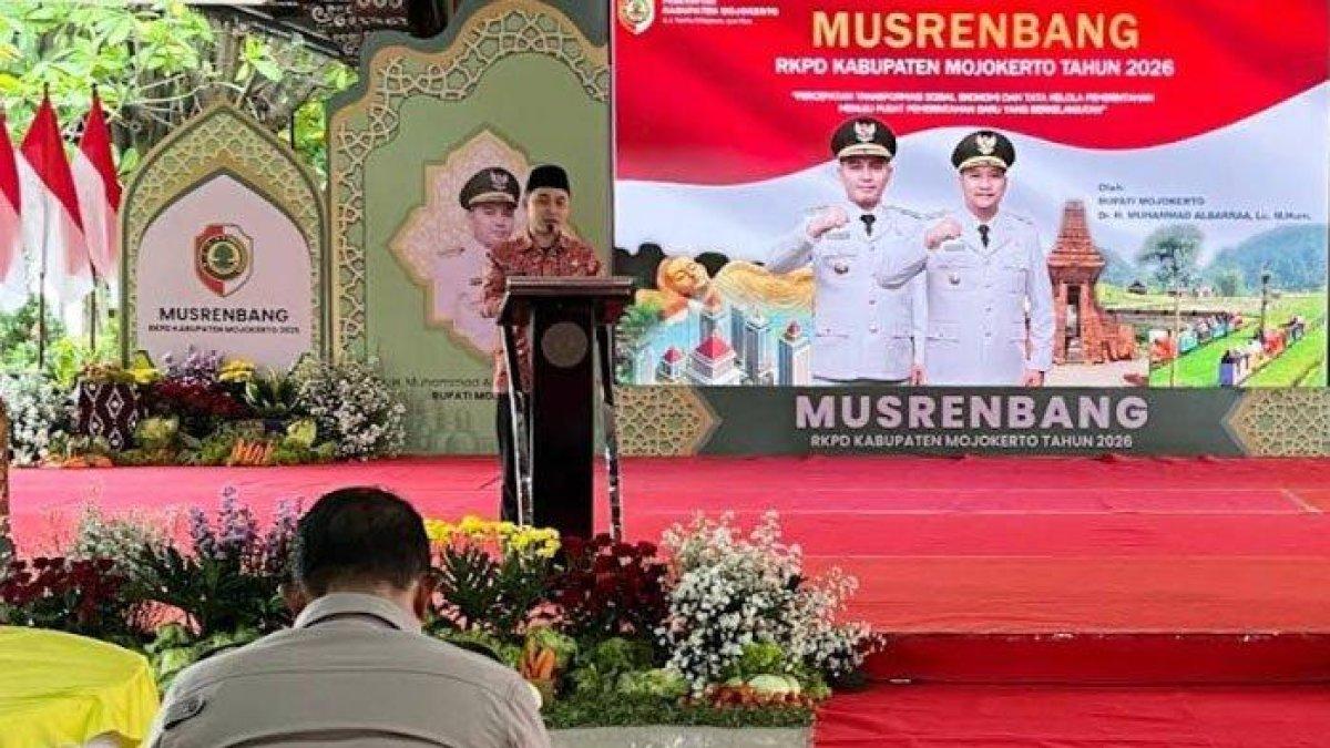 PROGRAM BUPATI MOJOKERTO - Bupati Mojokerto, Muhammad Al Barra saat memaparkan prioritas pembangunan Kabupaten Mojokerto, saat Musrenbang RKPD Tahun 2026, di Pendopo Graha Majatama Pemkab Mojokerto, Kamis (27/3/2025).