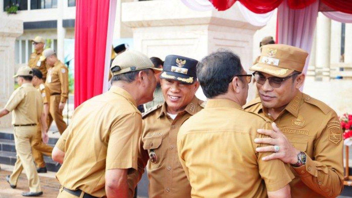 BERSALAMAN - Bupati Muhammad Rusli dan Wabup Syairi Mukhlis mengikuti halalbihalal bersama ASN dan pegawai lainnya, Senin (14/4/2025).