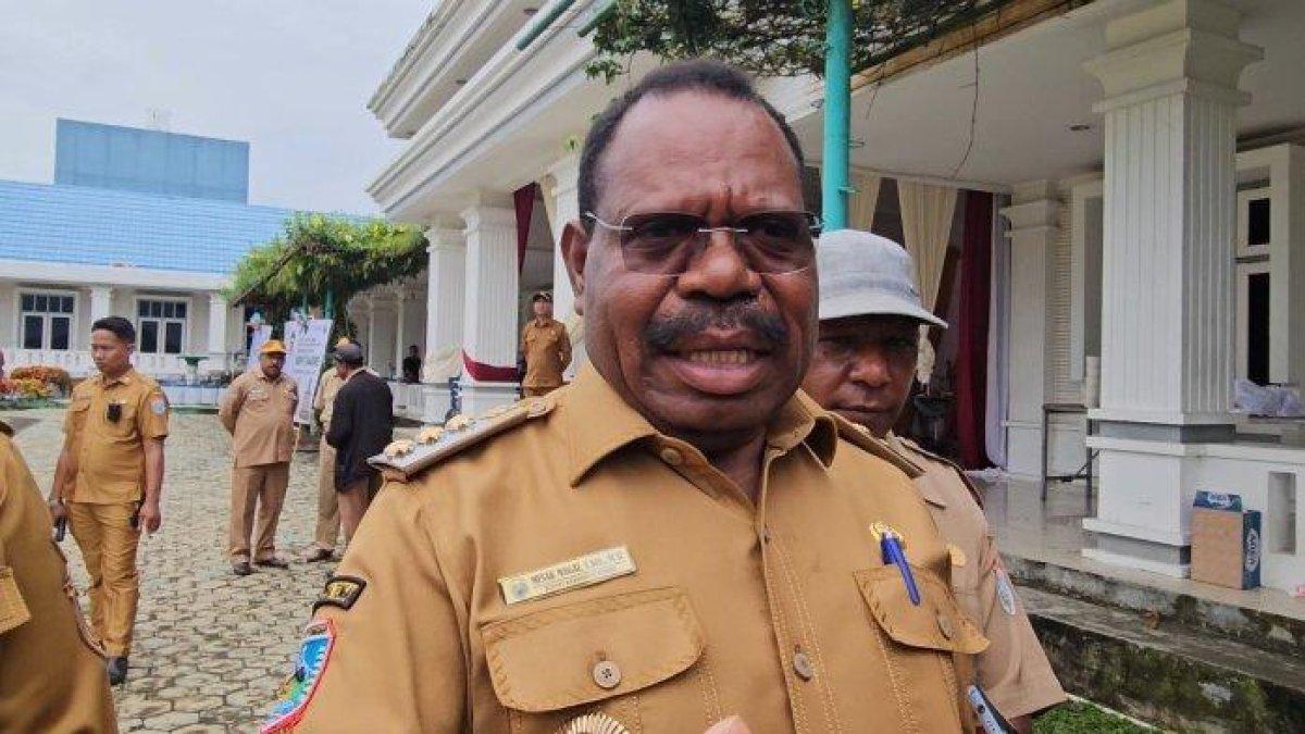 100 HARI KERJA - Bupati Nabire, Mesak Magai mengajak seluruh masyarakat untuk tinggalkan judi togel, dan kembali berkebung.