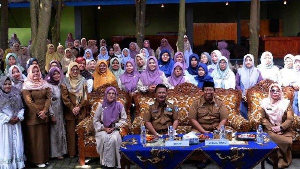 100 HARI KERJA - Bupati Nganjuk, Marhaen Djumadi menghadiri halal bihalal yang digelar oleh Himpunan Pendidik dan Tenaga Kependidikan Anak Usia Dini Indonesia (HIMPAUDI) Kabupaten Nganjuk, Selasa (15/4/2025). Dalam kesempatan itu, ia meminta guru paud harus berinovasi karena punya peran strategis bentuk karakter anak.