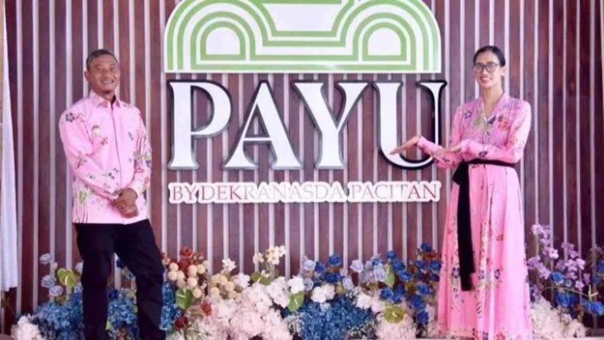 PROGRAM BUPATI PACITAN - Bupati Pacitan Indrata Nur Bayuaji bersama istri Ketua Dekranasda Kabupaten Pacitan, Efi Indrata Nur Bayuaji (baju pink) saat meresmikan Galeri Payu berlokasi di Jalan Lintas Selatan kompleks Museum dan Galeri Seni SBY