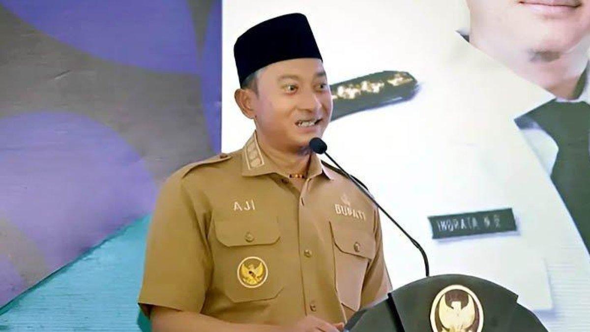 100 HARI KERJA - Bupati Pacitan Indrata Nur Bayuaji saat membuka musrenbang di Pendopo Mas Tumenggung Djogokarjo, Kabupaten Pacitan, Jawa Timur pada Selasa (18/03/2025). Menurutnya, Pemerintah Kabupaten Pacitan sudah menyiapkan lahan seluas 5 hektare untuk pembangunan Sekolah Rakyat.