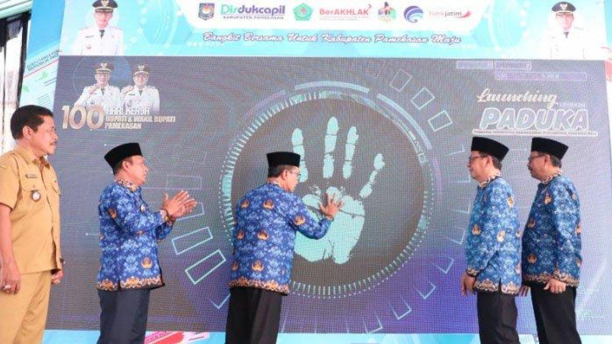 PROGRAM BUPATI PAMEKASAN - Bupati Pamekasan, Dr. KH. Kholilurrahman secara simbolis saat meluncurkan program pelayanam administrasi kependudukan di kecamatan (PADUKA) di Kecamatan Waru.