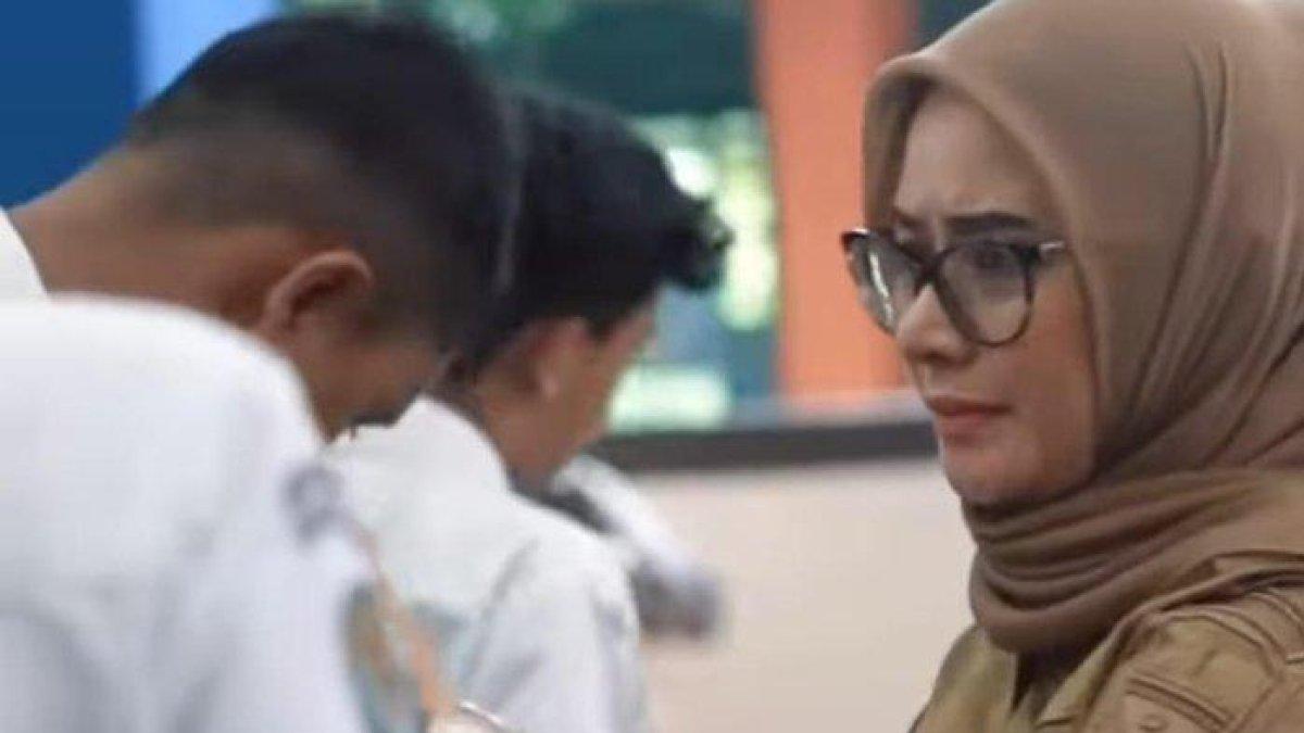 PROGRAM BUPATI PANGANDARAN - Bupati Pangandaran, Citra Pitriyami, mengirim puluhan pelajar SMP di Pangandaran ke barak militer Bandung, Senin (30/6/2025). Puluhan siswa SMP itu diwajibkan mengikuti program pembinaan karakter.