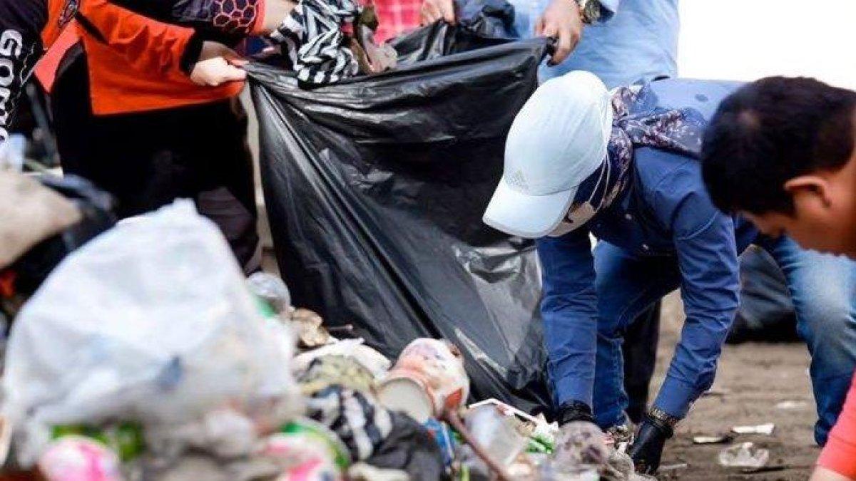 100 HARI KERJA - Bupati Pangandaran, Citra Pitriyami, saat ikut memungut sampah yang terkumpul di Pantai Barat Pangandaran, Kamis (3/4/2025).