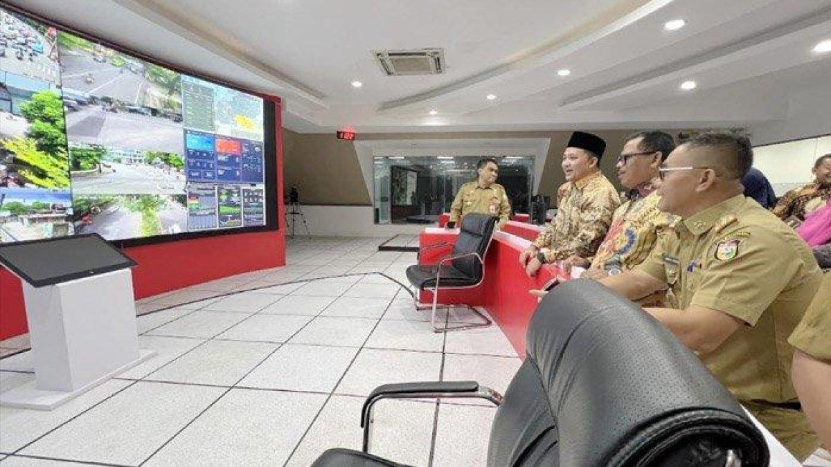 100 HARI KERJA - Mas Rusdi, Bupati Pasuruan beserta rombongan Kepala OPD dan Ketua DPRD Kabupaten Pasuruan, Samsul Hidayat berkunjung ke War Room atau Command Center yang dimiliki Kota Makassar awal pekan ini.