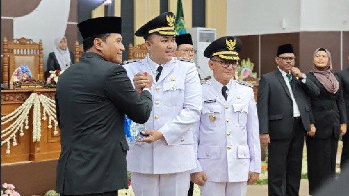 SERTIJAB KEPALA DAERAH - Bupati Pasuruan, Rusdi Sutejo (dua dari kiri) saat sertijab di Gedung DPRD Kabupaten Pasuruan.
