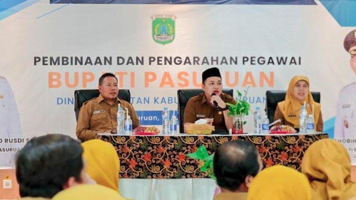 PROGRAM BUPATI PASURUAN - Bupati Pasuruan, Rusdi Sutejo saat memberikan sambutan di acara pembinaan pegawai di Dinas Kesehatan Pasuruan, Selasa (10/6/2025). Mas Rusdi, sapaan akrab Rusdi Sutejo menekankan pentingnya penanganan cepat terhadap kasus DBD di seluruh fasilitas kesehatan di Kabupaten Pasuruan.