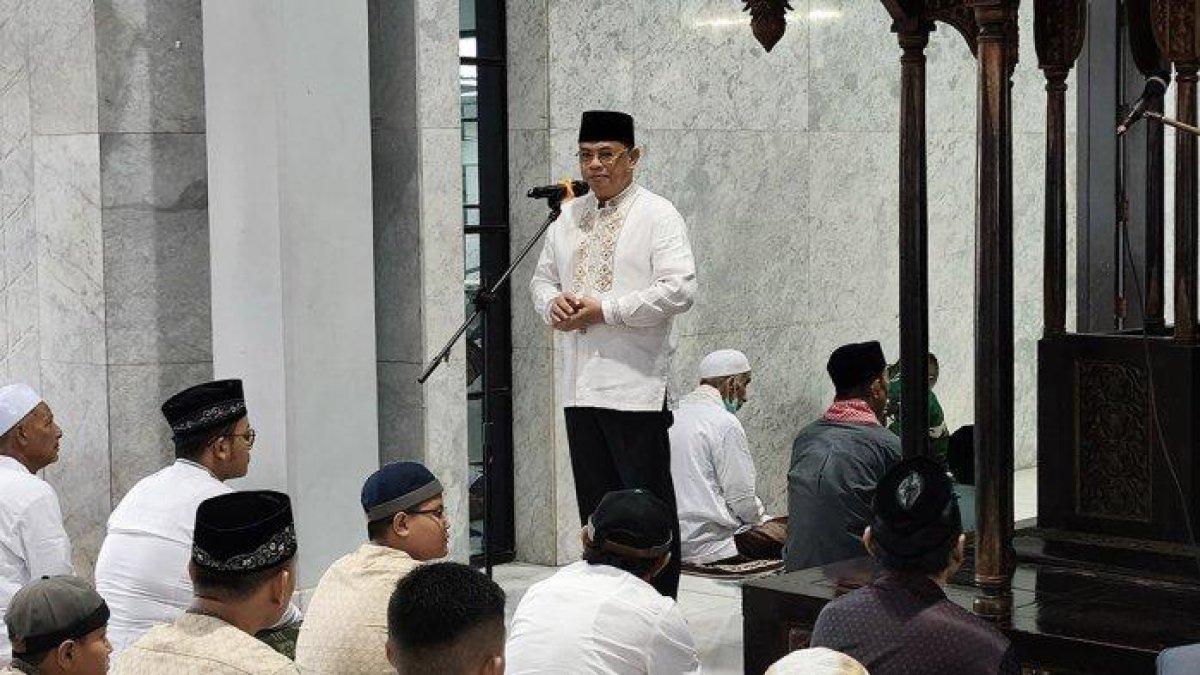 100 HARI KERJA - Bupati Pati Sudewo menyampaikan sambutan sebelum pelaksanaan Salat Idulfitri di Masjid Agung Baitunnur Pati, Senin (31/3/2025).