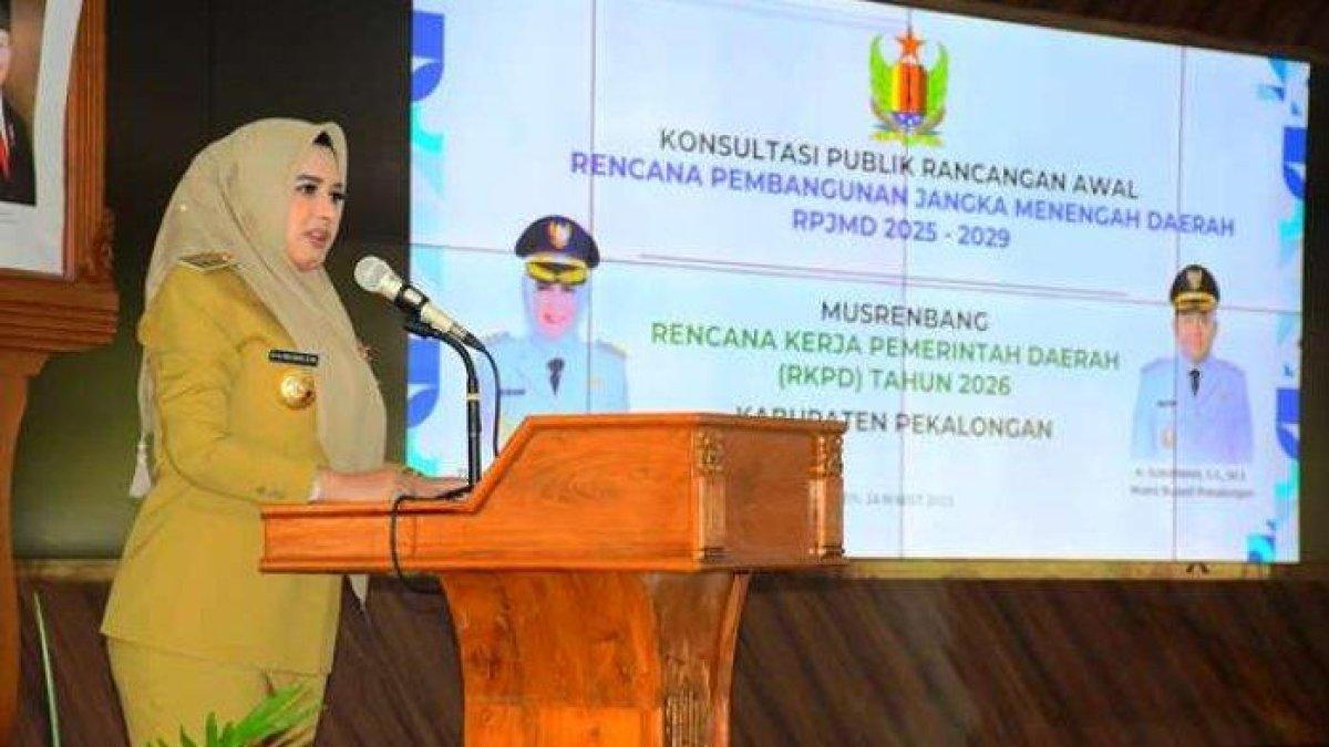 100 HARI KERJA - Bupati Pekalongan, Fadia Rafiq, membuka musyawarah perencanaan pembangunan (Musrenbang) 2025 dalam rangka, penyusunan rencana kerja pemerintah daerah (RKPD) tahun 2026, serta forum konsultasi publik rancangan awal rencana pembangunan jangka menengah daerah (RPJMD) 2025-2029, di aula lantai I Sekretariat Daerah Kabupaten Pekalongan. Kegiatan ini bertujuan, untuk menghimpun saran dan masukan dari masyarakat guna mendukung pembangunan Kabupaten Pekalongan dalam satu tahun ke depan.