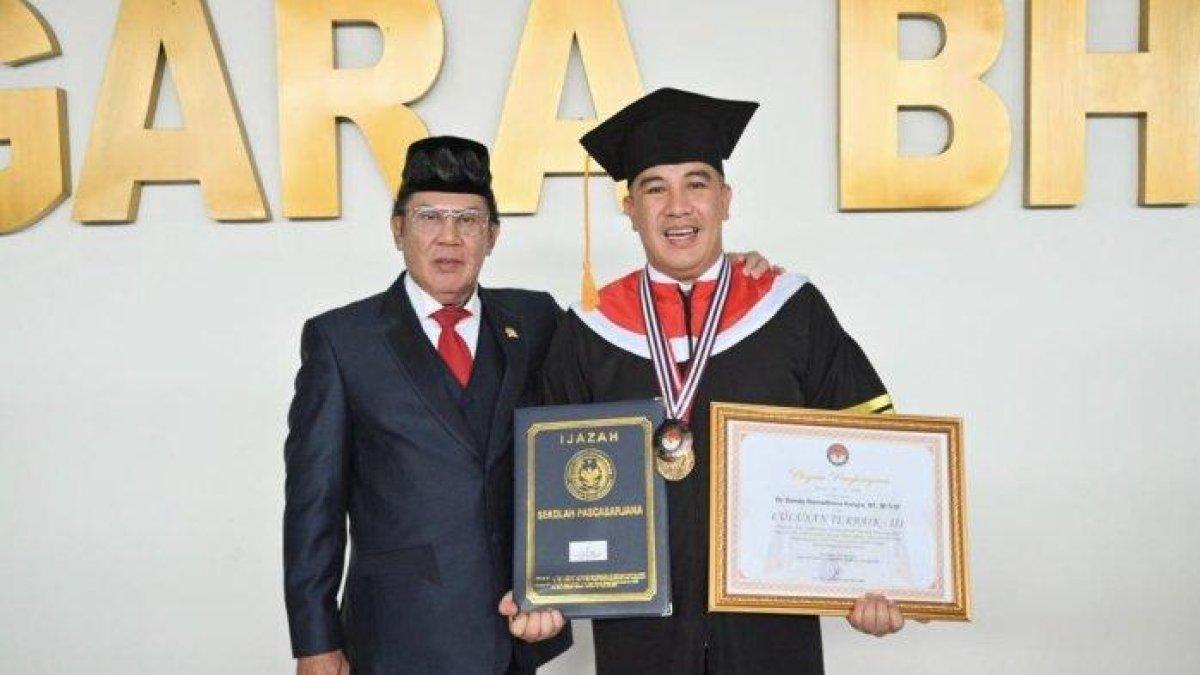 Bupati Pesawaran Dendi Ramadhona (kanan) menjadi lulusan terbaik program doktoral Institut Pemerintahan Dalam Negeri.