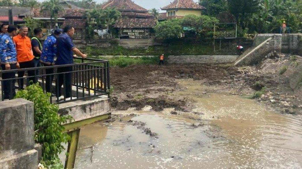 100 HARI KERJA - Bupati Ponorogo, Sugiri Sancoko meninjau proyek pengendalian banjir di Tambak Kemangi, Jalan Ir Juanda, Kelurahan Tonatan, Kecamatan/Kabupaten Ponorogo, Kamis (17/4/2025). Bupati Ponorogo, Sugiri Sancoko meninjau proyek cegah banjir di Bumi Reog, Kamis (17/4/2025).