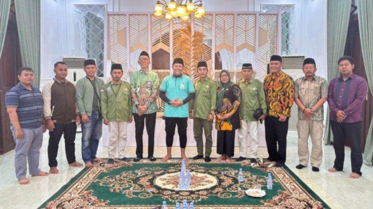 PROGRAM BUPATI PROBOLINGGO - Bupati Probolinggo Gus Haris saat menerima audiensi DPC Sarbumusi Kabupaten Probolinggo, Sabtu (10/5/2025). Dalam audiensi itu Gus Haris merencanakan 3 wilayah untuk dijadikan pusat industri.