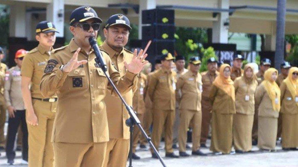 100 HARI KERJA - Bupati Probolinggo, Muhammad Haris dan Wakil Bupati Probolinggo, Lora Fahmi memimpin apel ASN beberapa waktu lalu. Pemda sedang menyusun perda penempatan ASN agar nyaman dalam bekerja melayani masyarakat.