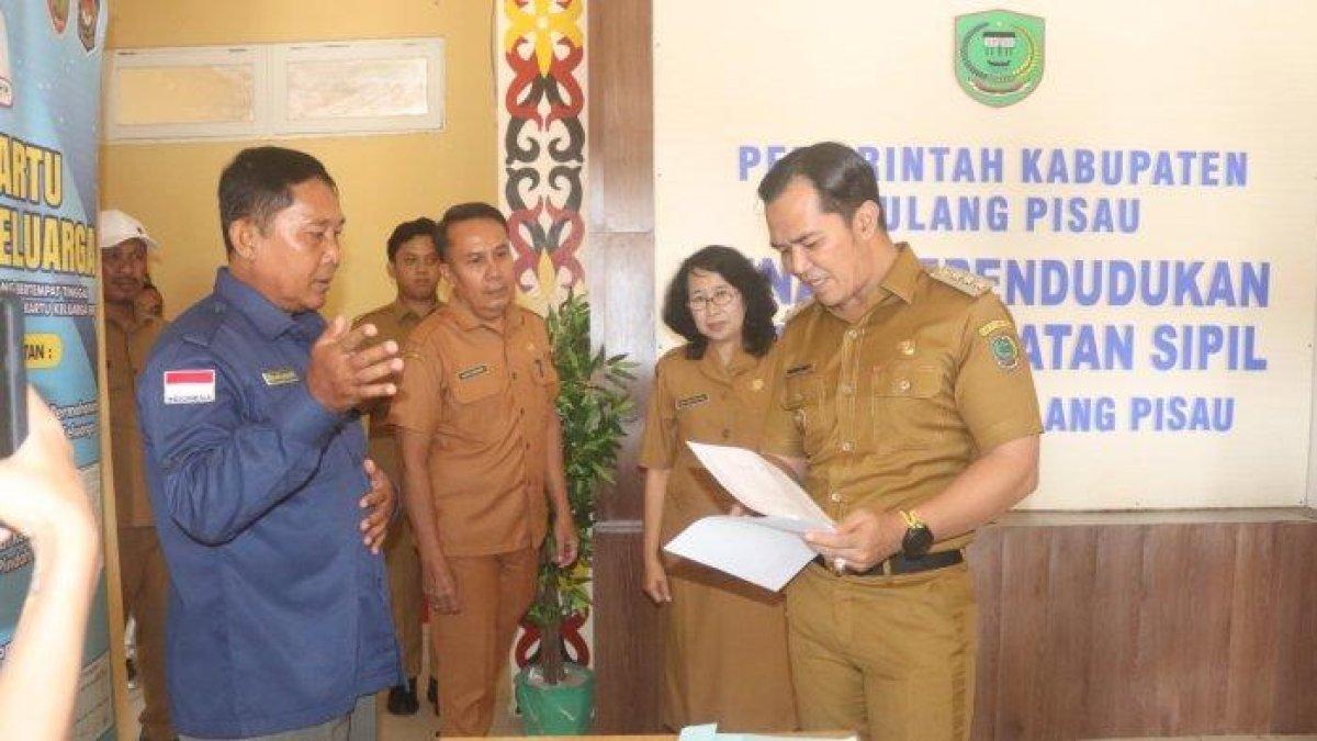 SIDAK - Bupati Pulang Pisau, Ahmad Rifai, didampingi Wakil Bupati Ahmad Jayadikarta, melakukan inspeksi mendadak (sidak) ke sejumlah Organisasi Perangkat Daerah (OPD) di lingkungan Pemerintah Kabupaten (Pemkab) Pulang Pisau, Selasa (10/06/2025).