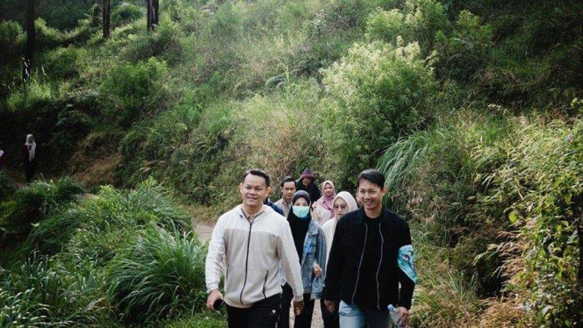 PROGRAM BUPATI PURBALINGA - Jelajah akhir pekan Bupati Purbalingga ke Gunung Beser hasilkan foto-foto menawan. Meski berkabut tebal, destinasi ini disebut memiliki pesona luar biasa.