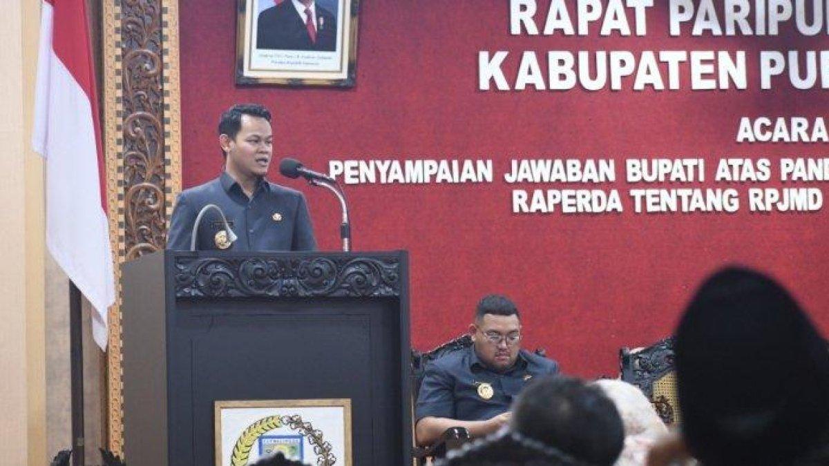 PROGRAM BUPATI PURBALINGGA - Bupati Purbalingga, Fahmi Muhammad Hanif, saat menyampaikan tanggapan terhadap para fraksi dalam rapat paripurna DPRD di ruang rapat DPRD Kabupaten Purbalingga, Kamis (22/5/2025).