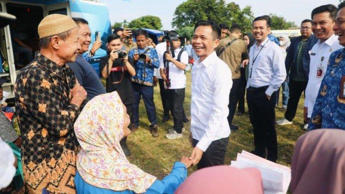 PROGRAM BUPATI PURWAKARTA - Warga Desa Citalang antusias mengikuti Program Pelayanan Publik Keliling perdana yang digelar Pemkab Purwakarta, Selasa (17/6/2025). Program ini menghadirkan layanan lengkap langsung di tengah masyarakat.