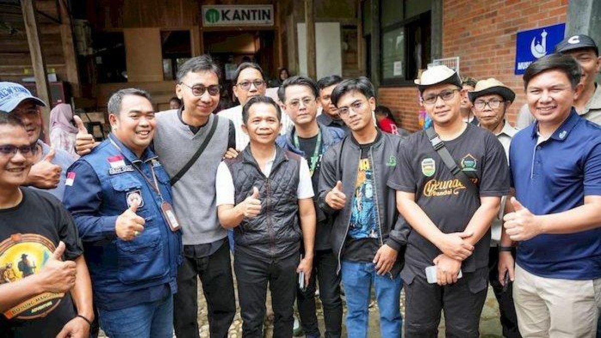 100 HARI KERJA - Bupati Purwakarta, Saepul Bahri Binzein saat mengunjungi sejumlah destinasi wisata pada momen liburan 2025, Rabu (2/4/2025).