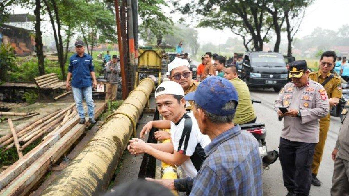 PROGRAM BUPATI PURWAKARTA - Bupati Purwakarta, Saepul Bahri Binzein atau yang akrab dipanggil Om Zein saat aksi bersih-bersih jalur perbatasan Kabupaten Purwakarta-Karawang pada Selasa (4/2/2025).
