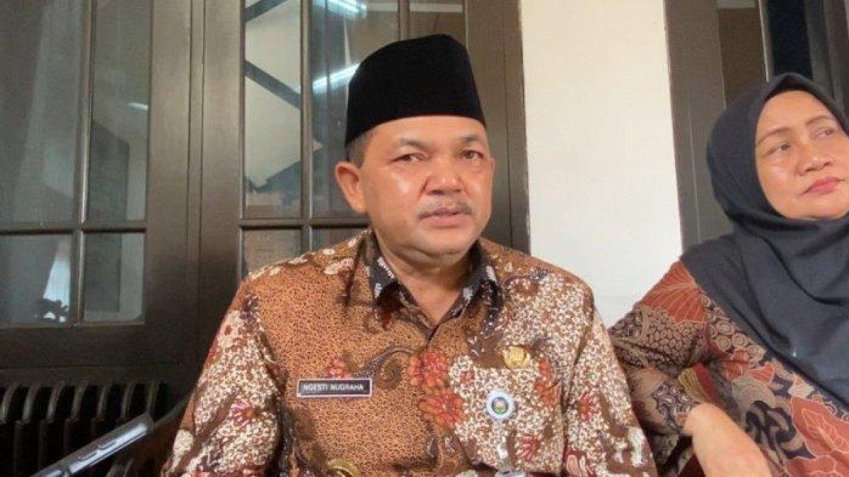 BERIKAN KETERANGAN - Bupati Semarang, Ngesti Nugraha didampingi wakilnya, Nur Arifah memberikan keterangannya terkait kehadiran ASN pada hari pertama masuk seusai libur panjang cuti bersama Idul Fitri 1446 H, Selasa (8/4/2025). Hal itu dia sampaikan saat acara Halal Bihalal di rumah dinasnya.