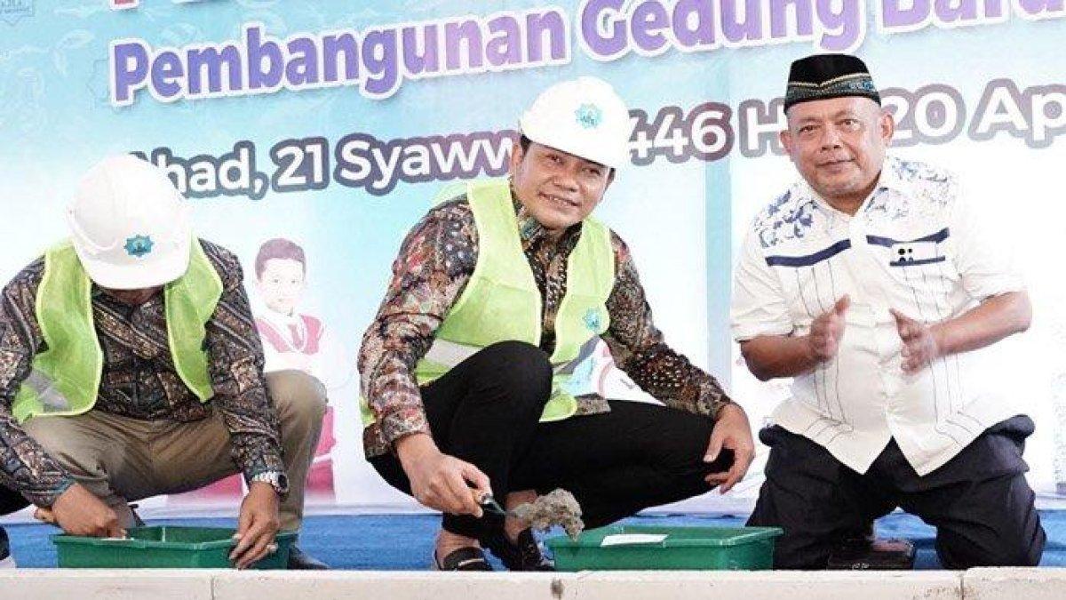 100 HARI KERJA - Bupati Sidoarjo, Subandi menghadiri acara Halal bihalal Pimpinan Cabang Muhammadiyah (PCM) dan Pimpinan Cabang Aisyiyah (PCA) Sepanjang Minggu (20/4/2025). Pemkab Sidoarjo berkomitmen membantu perizinan semua sekolah di Sidoarjo.