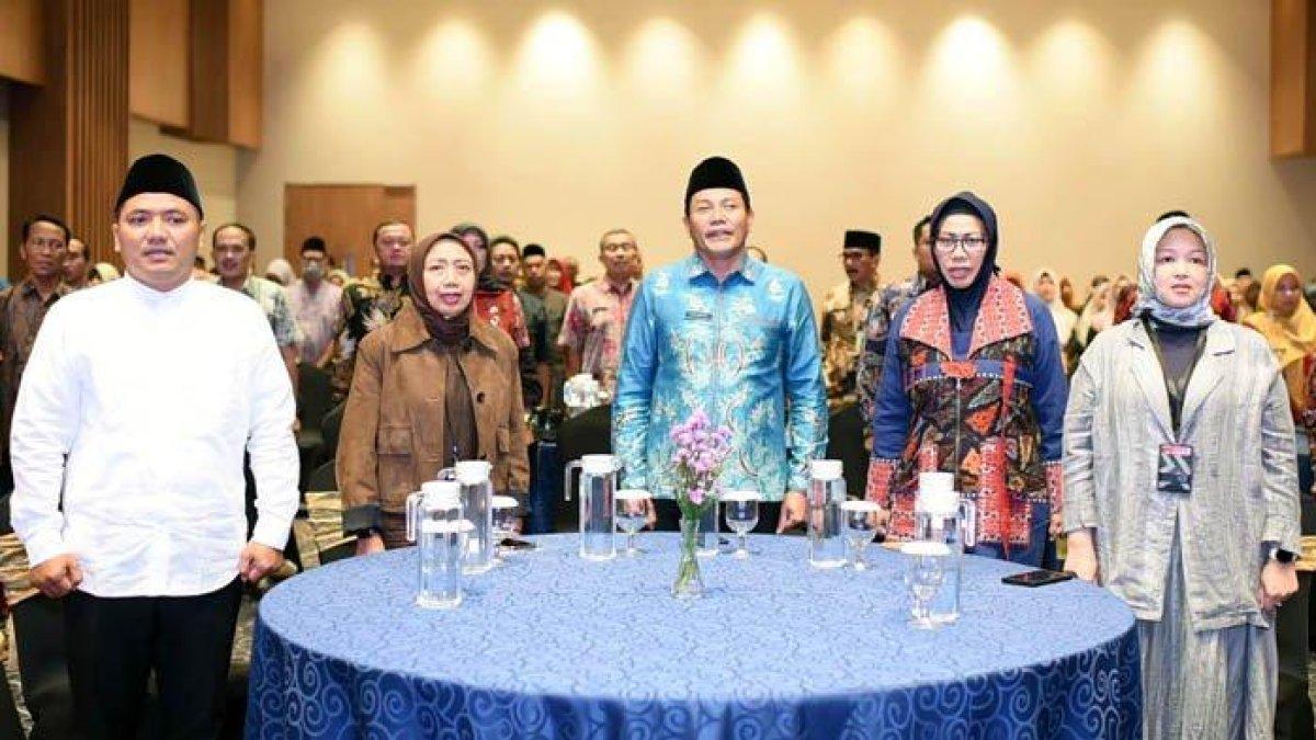 100 HARI KERJA - Bupati Sidoarjo Subandi saat bersama Sekda Sidoarjo dan beberapa pejabatnya di acara bareng Bank Jatim. Program pembangunan di Kabupaten Sidoarjo, Jawa Timur, selama 5 tahun ke depan telah disiapkan.