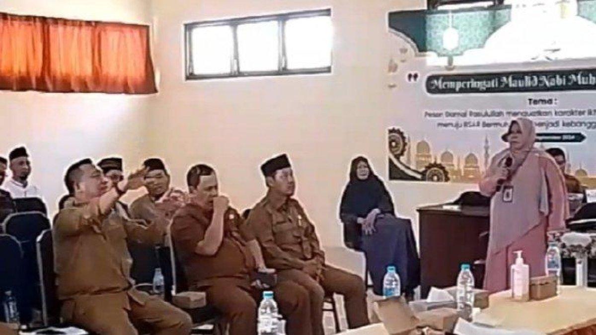 100 HARI KERJA - Bupati dan Wakil Bupati Situbondo, Yusuf Rio Wahyu Prayogo dan Ulfiyah saat sidak RSU Abdoer Rachem, Situbondo, Jawa Timur, Selasa (8/4/2025). Bupati Rio meminta manajemen menyerahkan data BLUD dan jasa pelayanan.