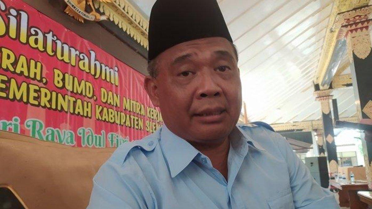 100 HARI KERJA - Bupati Sleman, Harda Kiswaya, saat memberikan keterangan, Selasa (8/4/2025). Harda Kiswaya mengatakan program WiFi padukuhan saat ini sedang dievaluasi.