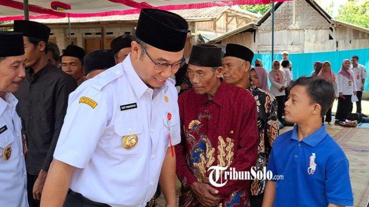 100 HARI KERJA - Bupati Sragen, Sigit Pamungkas berkunjung ke Desa Poleng, Kecamatan Gesi, Kabupaten Sragen, Rabu (5/3/2025). Dia curiga soal data kemiskinan di Sragen ada kesalahan, ini berdasarkan IPM dan Angka Kemiskinan.